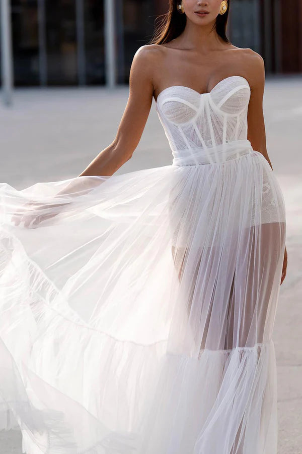 Abito da sposa estivo in stile bohémien con scollo a cuore e illusione